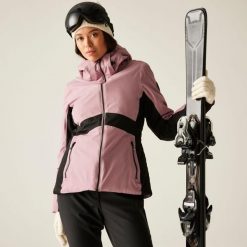 Kurtka narciarska damska z membraną Issy Dare 2b. Czarne kurtki sportowe damskie Dare 2B, bez wzorów, bez ramiączek, bez kaptura, narciarskie. W wyprzedaży za 539.99 zł.