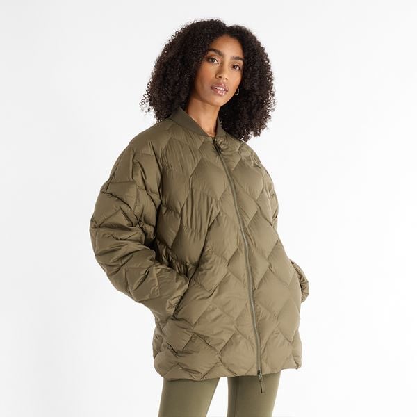 Kurtka damska New Balance WJ43503DMO – zielona. Zielone kurtki sportowe damskie New Balance, s, bez wzorów, z materiału, bez ramiączek, bez kaptura. Za 499.99 zł.