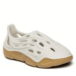 Półbuty Steve Madden. Białe półbuty damskie Steve Madden, bez wzorów, bez obcasa, na płaskiej podeszwie, bez zapięcia. Za 449.99 zł.