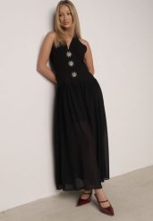 Czarna Sukienka z Wiązanym Dekoltem Typu Halter i Biżuteryjnymi Guzikami Raena. Czarne sukienki damskie Born2be, na co dzień, m, bez wzorów, bez kołnierzyka, bez ramiączek, maxi, proste. Za 149.99 zł.