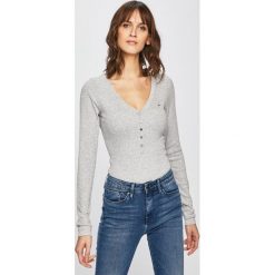 Tommy Jeans - Bluzka. Czarne bluzki damskie Tommy Jeans, m, bez wzorów, z dzianiny, casualowe, bez kołnierzyka, bez ramiączek. W wyprzedaży za 199.90 zł.