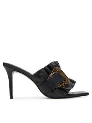 Versace Jeans Couture Klapki 78VA3S70 Czarny. Czarne klapki damskie Versace Jeans Couture, bez wzorów, z jeansu, bez obcasa, bez zapięcia. Za 619.99 zł.