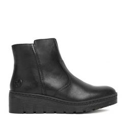 Botki Rieker. Czarne botki damskie Rieker, bez wzorów, bez obcasa, na koturnie, bez zapięcia. Za 379.99 zł.