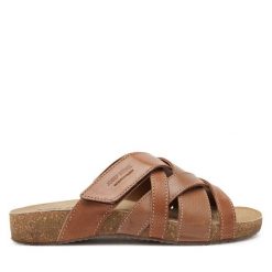 Klapki Josef Seibel. Brązowe klapki damskie Josef Seibel, bez wzorów, bez obcasa, bez zapięcia. Za 269.99 zł.