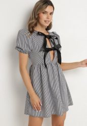 Czarna Rozkloszowana Sukienka w Kratkę Vichy w Stylu Retro z Wiązaniem Telionea. Czarne sukienki damskie Born2be, na co dzień, l, bez wzorów, klasyczne, bez kołnierzyka, bez ramiączek, mini, rozkloszowane. Za 74.99 zł.