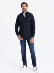 Bawełniana koszula męska typu Oxford z kieszonką REGULAR – granatowa V5 OM-SHOS-0108 - S. Niebieskie koszule męskie Ombre Clothing, m, z aplikacjami, z bawełny, biznesowe, bez kołnierzyka, bez ramiączek. W wyprzedaży za 49.99 zł.