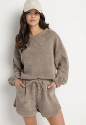 Ciemnobeżowy Dzianinowy Komplet Bluza i Szorty Novanisa. Brązowe bluzy damskie Born2be, na lato, bez wzorów, z dzianiny, klasyczne, bez ramiączek, bez kaptura. Za 159.99 zł.