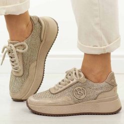 Złote skórzane sneakersy damskie Jezzi Ol39-5. Żółte obuwie sportowe damskie Jezzi, na jesień, bez wzorów, z jeansu, z okrągłym noskiem, bez zapięcia. W wyprzedaży za 251.10 zł.