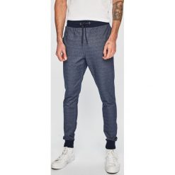 Guess Jeans - Spodnie. Niebieskie spodnie materiałowe męskie Guess Jeans, bez wzorów, z bawełny. W wyprzedaży za 219.90 zł.