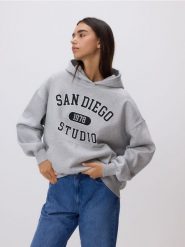 Bluza z nadrukiem - jasnoszary. Szare bluzy damskie Reserved, l, bez wzorów, z bawełny, bez ramiączek, bez kaptura. W wyprzedaży za 89.99 zł.