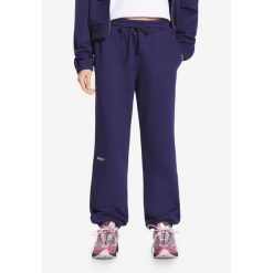 Spodnie dresowe damskie Prosto Cut. Niebieskie spodnie dresowe damskie Prosto., bez wzorów, z dresówki, sportowe, długie. W wyprzedaży za 233.99 zł.