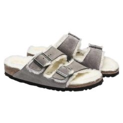 Zamszowe Klapki Unisex Dla Dorosłych Arizona. Szare klapki damskie Birkenstock, bez wzorów, z materiału, z otwartym noskiem, bez obcasa, bez zapięcia. Za 569.00 zł.