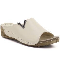 Skórzane klapki na koturnie beżowe T.Sokolski L211. Brązowe klapki damskie T.Sokolski, na lato, bez wzorów, ze skóry, bez obcasa, na koturnie, bez zapięcia. Za 209.99 zł.