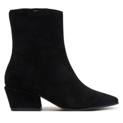 Botki Tamaris. Czarne botki damskie Tamaris, bez wzorów, bez obcasa, na słupku, bez zapięcia. Za 484.99 zł.