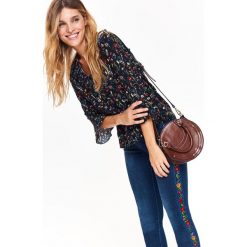 LUŻNA BLUZKA W KWIATY. Czarne bluzki damskie TOP SECRET, bez wzorów, z tkaniny, bez kołnierzyka, bez ramiączek. W wyprzedaży za 29.99 zł.