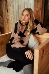 Wzorzysty sweter. Swetry nierozpinane damskie MOODO, l, bez wzorów, z poliesteru, bez kołnierzyka, bez ramiączek. W wyprzedaży za 84.99 zł.