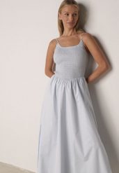 Niebieska Bawełniana Sukienka Rozkloszowana z Elastyczną Górą i Wiązanymi Ramiączkami Nyphea. Niebieskie sukienki damskie Born2be, na co dzień, m, bez wzorów, z bawełny, eleganckie, bez kołnierzyka, bez ramiączek, maxi, proste. Za 129.99 zł.