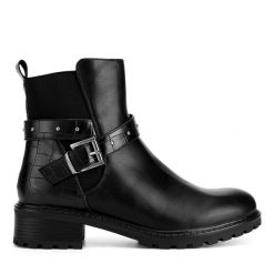 Botki Clara Barson. Czarne botki damskie Clara Barson, bez wzorów, bez obcasa, na płaskiej podeszwie, bez zapięcia. Za 159.99 zł.
