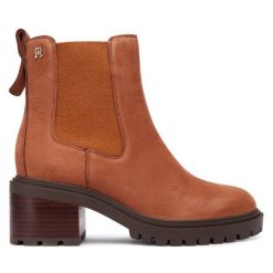 Botki Tommy Hilfiger. Brązowe botki damskie Tommy Hilfiger, bez wzorów, z nubiku, bez obcasa, na słupku, bez zapięcia. Za 529.99 zł.