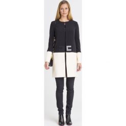 PŁASZCZ Elisabetta Franchi. Czarne płaszcze damskie Elisabetta Franchi, z aplikacjami, bez kołnierzyka, bez kaptura. Za 1,229.40 zł.