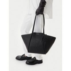 Torebka KARL LAGERFELD. Czarne shopperki damskie KARL LAGERFELD, bez wzorów, bez dodatków. Za 933.99 zł.