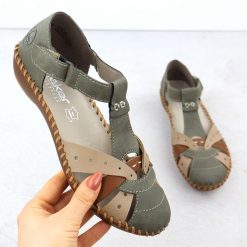 Sandały damskie komfortowe na rzepy zabudowane palce zielone Rieker M1655-54. Zielone sandały damskie Rieker, bez wzorów, ze skóry ekologicznej, bez obcasa, bez zapięcia. Za 339.00 zł.