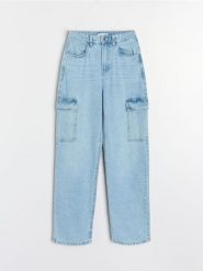 Jeansy cargo - niebieski. Niebieskie jeansy damskie Sinsay, bez wzorów, z jeansu. W wyprzedaży za 33.99 zł.