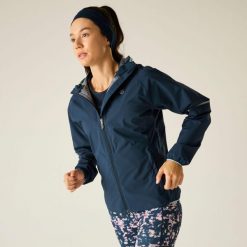 Damska ultralekka wodoodporna kurtka turystyczna z kapturem. Niebieskie kurtki sportowe damskie Dare 2B, bez wzorów, z poliesteru, bez ramiączek, z kapturem, trekkingowe. Za 649.99 zł.