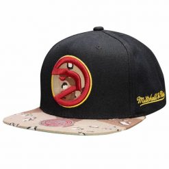 Czapka z daszkiem Mitchell & Ness NBA HWC Atlanta Hawks Choco Camo -AHAYYPPPBLCK. Czarne czapki damskie Mitchell & Ness, bez wzorów, sportowe. Za 89.00 zł.