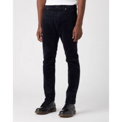 WRANGLER MESKIE SPODNIE SZTRUKSOWE SZTRUKS LARSTON DARK NAVY W18SA2XAE. Niebieskie spodnie materiałowe męskie Wrangler, bez wzorów, z materiału. Za 219.99 zł.