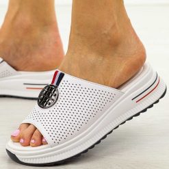 Białe ażurowe skórzane klapki damskie Cambell 07305. Białe klapki damskie Cambell, na lato, w ażurowe wzory, z jeansu, biznesowe, bez obcasa, bez zapięcia. Za 169.00 zł.