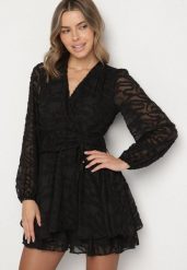 Czarna Siateczkowa Sukienka o Rozkloszowanym Kroju Zdobiona Tłoczeniem Zenesava. Czarne sukienki damskie Born2be, na co dzień, na lato, l, z aplikacjami, z poliesteru, eleganckie, bez kołnierzyka, bez ramiączek, mini, rozkloszowane. Za 159.99 zł.