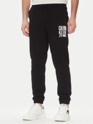 Calvin Klein Jeans Spodnie dresowe Painted J30J327535 Czarny Regular Fit. Czarne spodnie sportowe męskie Calvin Klein Jeans, m, bez wzorów, z bawełny. Za 239.99 zł.