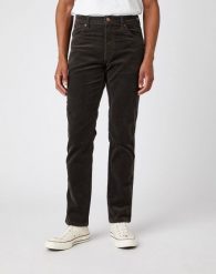 MĘSKIE SPODNIE MATERIAŁOWE WRANGLER TEXAS SLIM MOSS GREEN W12SEC221 112141148. Zielone spodnie materiałowe męskie Wrangler, bez wzorów, z materiału. Za 199.99 zł.