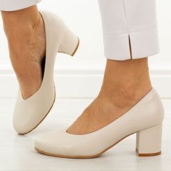 Beżowe skórzane czółenka damskie Cambell 19410. Brązowe czółenka damskie Cambell, na jesień, bez wzorów, ze skóry, eleganckie, z okrągłym noskiem, bez obcasa, na słupku, bez zapięcia. Za 219.00 zł.