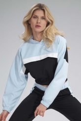 Dwukolorowa Krótka Bluza z Kapturem - Czarno-Niebieska. Czarne bluzy damskie Figl, xl, bez wzorów, z elastanu, bez ramiączek, z kapturem. Za 189.00 zł.