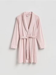 Miękki szlafrok z paskiem - pastelowy róż. Czerwone szlafroki damskie Reserved, l, bez wzorów, z dzianiny, bez ramiączek, bez kaptura. Za 129.99 zł.