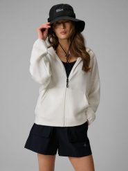 4F Bluza dresowa regular z kapturem damska - biała S. Białe bluzy damskie 4F, s, bez wzorów, z dresówki, klasyczne, bez ramiączek, z kapturem. Za 199.99 zł.