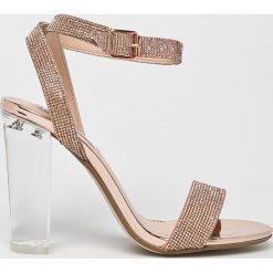 Steve Madden - Sandały Crysler. Czerwone sandały damskie Steve Madden, bez wzorów, z materiału, z okrągłym noskiem, bez obcasa, na obcasie, bez zapięcia. W wyprzedaży za 399.90 zł.