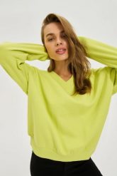 Bluza z dekoltem w serek limonkowa. Bluzy damskie MOODO, l, bez wzorów, z bawełny, bez ramiączek, bez kaptura. W wyprzedaży za 59.99 zł.
