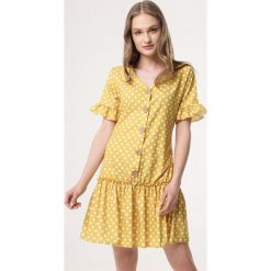 Żółta Sukienka One Month. Żółte sukienki damskie Born2be, m, z aplikacjami, bez kołnierzyka, bez ramiączek, mini. Za 69.99 zł.