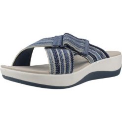 Sandały CLARKS 26177190C Niebieski. Niebieskie sandały damskie Clarks, bez wzorów, z tkaniny, bez obcasa, bez zapięcia. Za 208.99 zł.