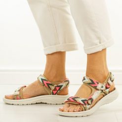 Beżowo fuksjowe sandały damskie Lee Cooper 4429. Brązowe obuwie sportowe damskie Lee Cooper, na lato, bez wzorów, z tkaniny, bez zapięcia, trekkingowe. Za 139.00 zł.