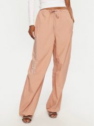 Juicy Couture Spodnie dresowe Ayla JCWBJ24306 Beżowy Loose Fit. Brązowe spodnie dresowe damskie Juicy Couture, bez wzorów, z dresówki. Za 339.99 zł.