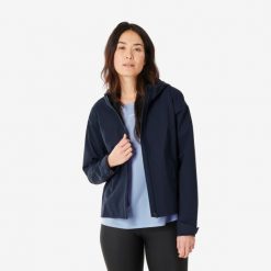 Kurtka turystyczna damska Quechua MH100. Niebieskie kurtki sportowe damskie QUECHUA, s, bez wzorów, z materiału, bez ramiączek, bez kaptura, trekkingowe. Za 199.99 zł.