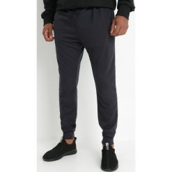 Granatowe Spodnie Dresowe Joggery Analía. Niebieskie spodnie sportowe męskie Born2be, m, bez wzorów, z dresówki. Za 34.99 zł.