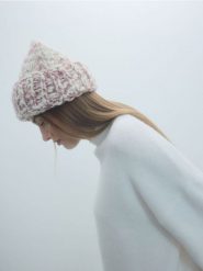 Strukturalna czapka beanie - wielobarwny. Czapki damskie Reserved, bez wzorów. W wyprzedaży za 32.99 zł.