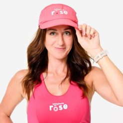 Czapka z daszkiem do biegania Kiprun 5 paneli "Bougeons en rose". Czerwone czapki damskie KIPRUN, bez wzorów, z materiału, sportowe. Za 49.99 zł.