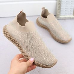 Buty sportowe damskie wsuwane z cyrkoniami beżowe D&A TW121. Brązowe obuwie sportowe damskie S.BARSKI, bez wzorów, z materiału, bez zapięcia. Za 84.00 zł.