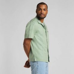 MĘSKA KOSZULA MATERIAŁOWA LEE SS RESORT SHIRT GRANITE GREEN L67PKWQN 112116916. Zielone koszule męskie Lee, l, bez wzorów, z materiału, bez kołnierzyka, bez ramiączek. Za 129.99 zł.